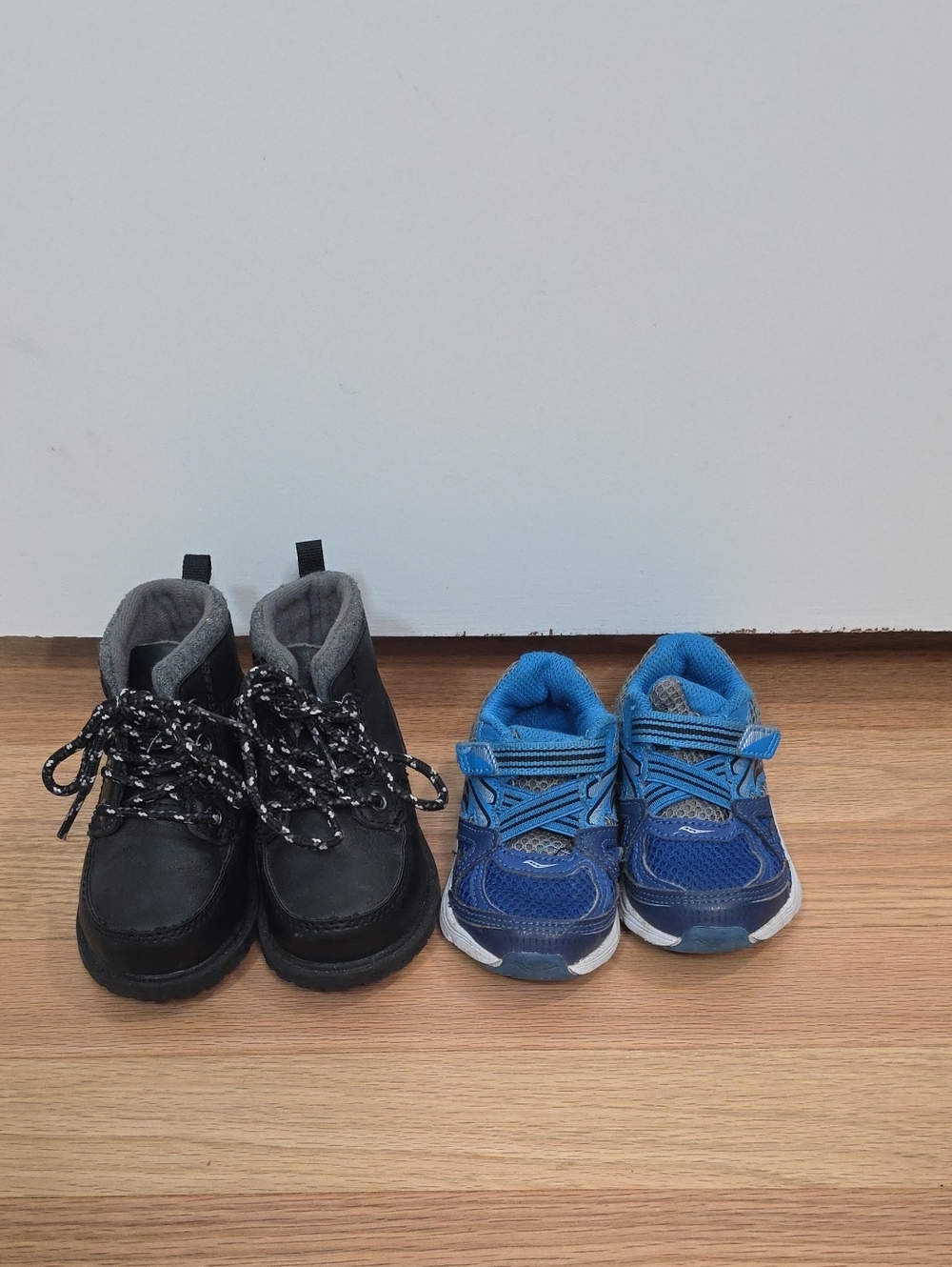 Kids Shoes Size 5M